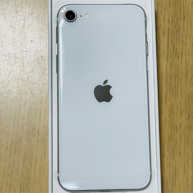 iPhone(アイフォーン)の【新品未使用】iPhoneSE 64GB ホワイト SIMフリー スマホ/家電/カメラのスマートフォン/携帯電話(スマートフォン本体)の商品写真