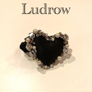 ラドロー(LUDLOW)のLUDROW ハート型ビジュー付きヘアゴム(ヘアアクセサリー)