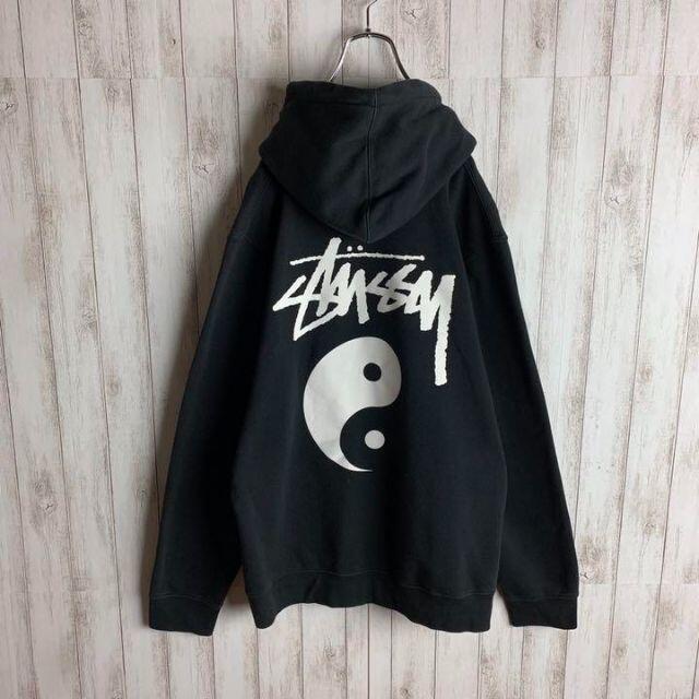 【即完売モデル】 STUSSY バックプリント 希少デザイン 入手困難 パーカー