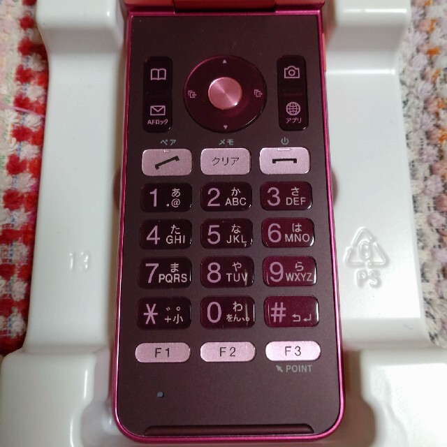 京セラ(キョウセラ)のau ガラホKYF37 ピンク(美品) スマホ/家電/カメラのスマートフォン/携帯電話(携帯電話本体)の商品写真