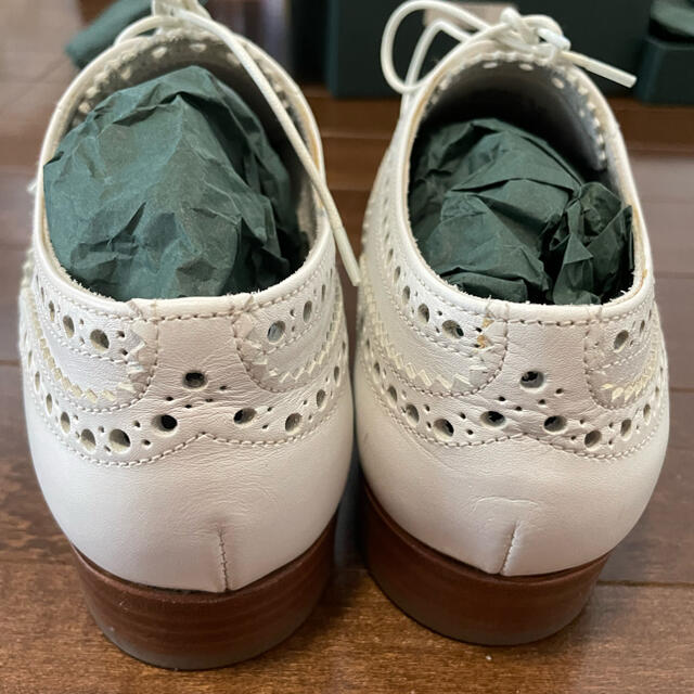 Church's(チャーチ)の【美品】Churchsチャーチ　BURWOOD　パンチングレザー白　 レディースの靴/シューズ(ローファー/革靴)の商品写真