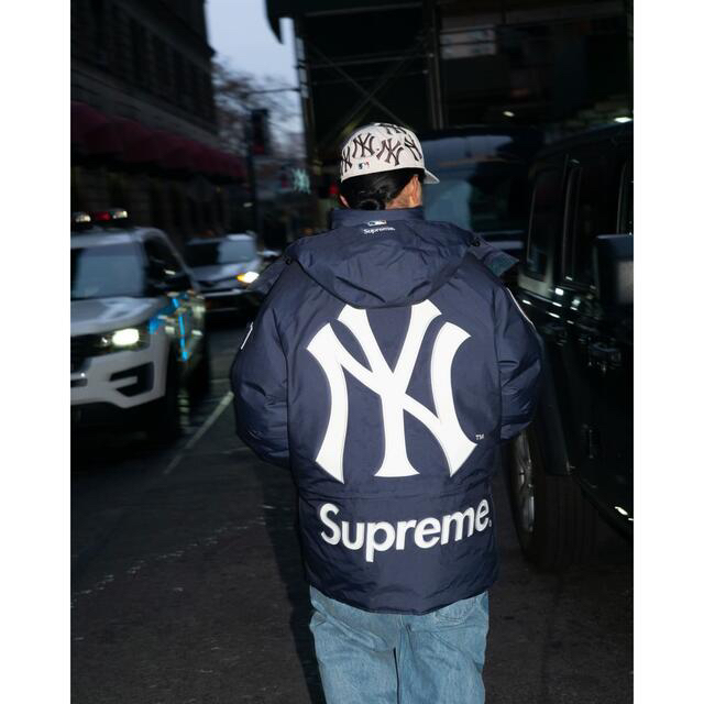 Supreme(シュプリーム)のSupreme®/New York Yankees™ Down Jacket メンズのジャケット/アウター(ダウンジャケット)の商品写真