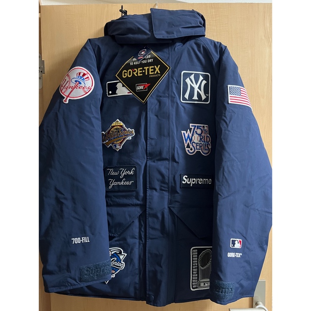 Supreme(シュプリーム)のSupreme®/New York Yankees™ Down Jacket メンズのジャケット/アウター(ダウンジャケット)の商品写真