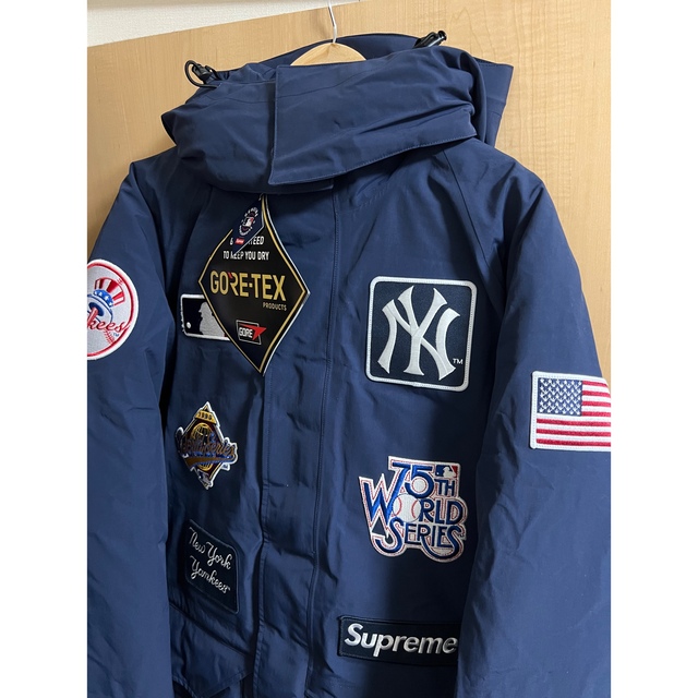 Supreme(シュプリーム)のSupreme®/New York Yankees™ Down Jacket メンズのジャケット/アウター(ダウンジャケット)の商品写真