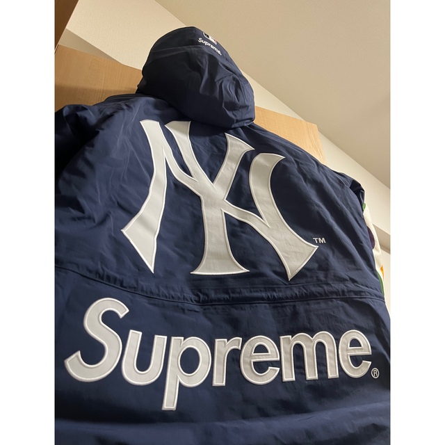 Supreme(シュプリーム)のSupreme®/New York Yankees™ Down Jacket メンズのジャケット/アウター(ダウンジャケット)の商品写真