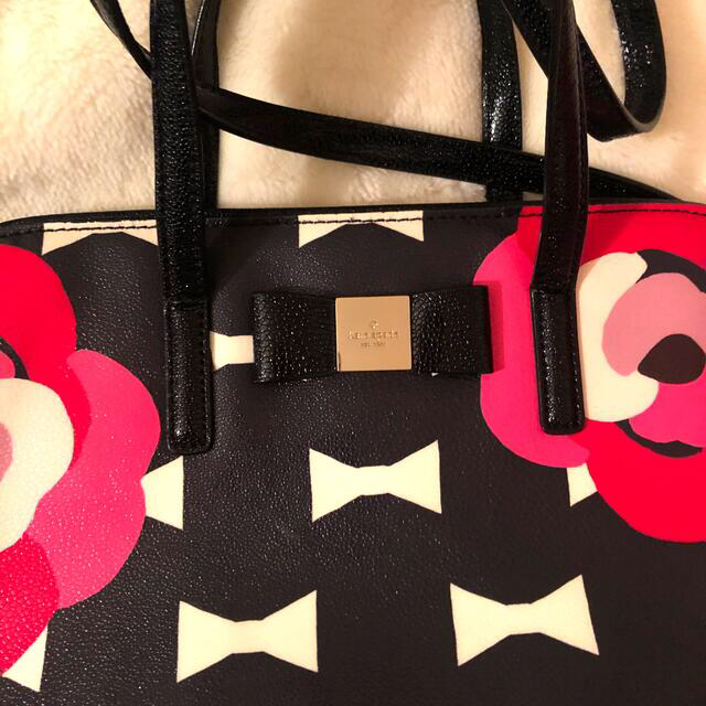 kate spade new york(ケイトスペードニューヨーク)の【最終価格】kate spade ショルダー バッグ 黒白赤ピンク リボン 花  レディースのバッグ(ショルダーバッグ)の商品写真