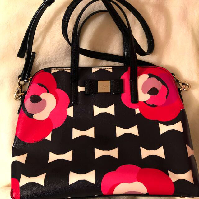 kate spade new york(ケイトスペードニューヨーク)の【最終価格】kate spade ショルダー バッグ 黒白赤ピンク リボン 花  レディースのバッグ(ショルダーバッグ)の商品写真