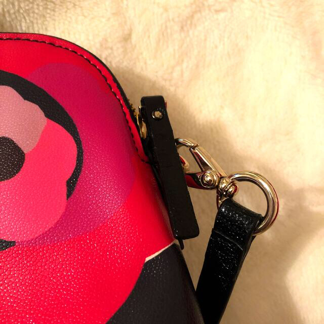 kate spade new york(ケイトスペードニューヨーク)の【最終価格】kate spade ショルダー バッグ 黒白赤ピンク リボン 花  レディースのバッグ(ショルダーバッグ)の商品写真