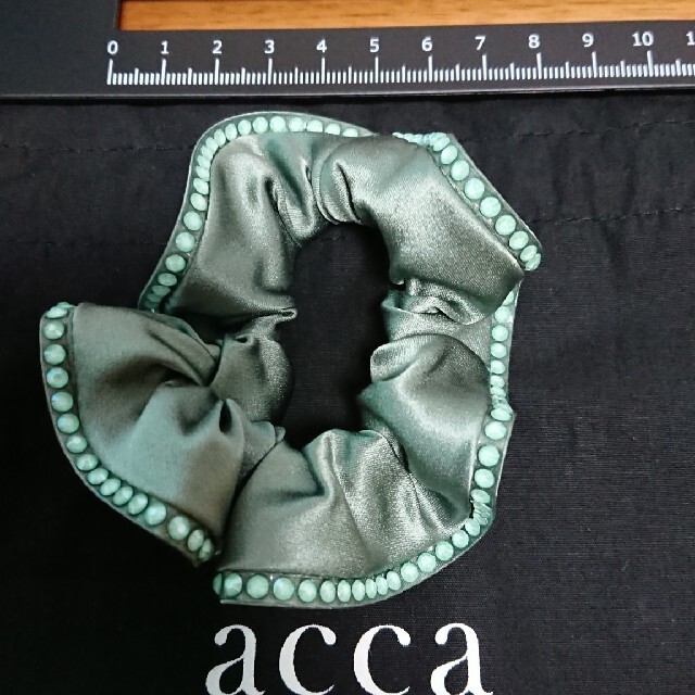 acca(アッカ)のacca☆ラインストーン付きシュシュ レディースのヘアアクセサリー(ヘアゴム/シュシュ)の商品写真