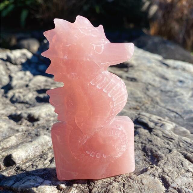 ローズクォーツ　原石　水晶　タツノオトシゴ　彫刻　海馬