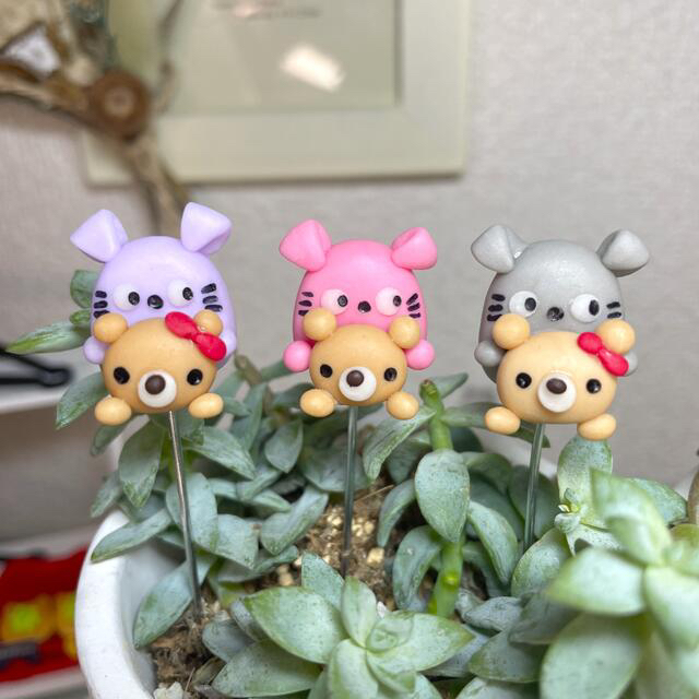 ハンドメイド ガーデンピック クマさんのぬいぐるみを持ってるコロン