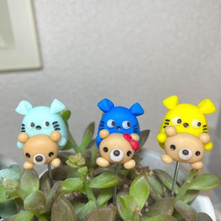 ハンドメイド  ガーデンピック　クマさんのぬいぐるみを持ってるコロンちゃんピック