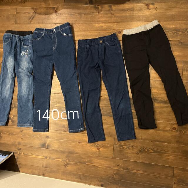 週末限定値下げ！ジーンズ4点セット(130cm 3点・140cm1点) キッズ/ベビー/マタニティのキッズ服女の子用(90cm~)(パンツ/スパッツ)の商品写真