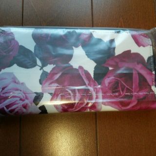 デイライルノアール(Delyle NOIR)のDelyle NOIR❤今期ﾉﾍﾞﾙﾃｨ🌹ｸﾗｼｯｸﾛｰｽﾞﾒｲｸﾌﾞﾗｼ(ポーチ)