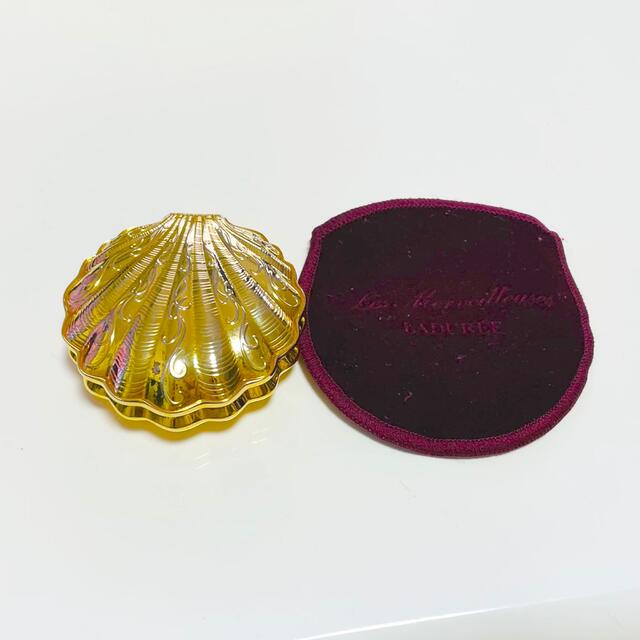 Les Merveilleuses LADUREE(レメルヴェイユーズラデュレ)のラデュレ　ファンデションケース　貝殻　限定品 コスメ/美容のベースメイク/化粧品(ファンデーション)の商品写真