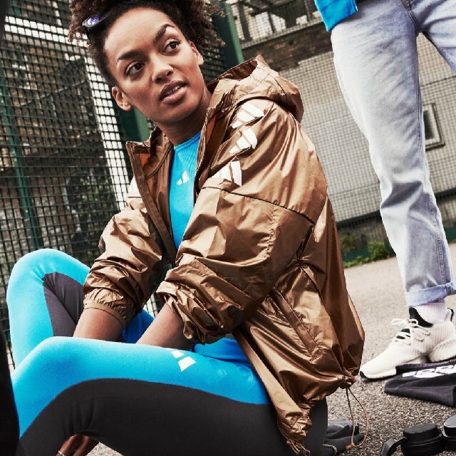 adidas(アディダス)のadidas 茶金 3連ロゴ 薄手 ナイロンジャケット パーカー ブルゾン 女性 レディースのジャケット/アウター(ナイロンジャケット)の商品写真
