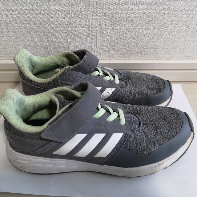 adidas(アディダス)のアディダスのスニーカー　21.5cm☆キッズ キッズ/ベビー/マタニティのキッズ靴/シューズ(15cm~)(スニーカー)の商品写真