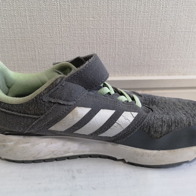 adidas(アディダス)のアディダスのスニーカー　21.5cm☆キッズ キッズ/ベビー/マタニティのキッズ靴/シューズ(15cm~)(スニーカー)の商品写真