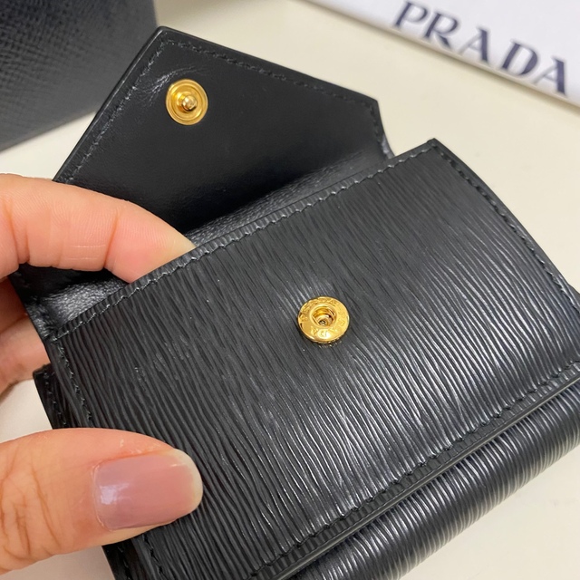 PRADA ブラック三つ折り財布 2