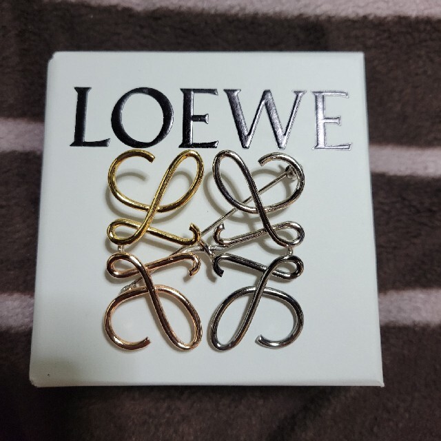 LOEWE(ロエベ)のロエベ　ブローチ レディースのアクセサリー(ブローチ/コサージュ)の商品写真