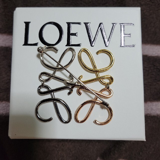 LOEWE(ロエベ)のロエベ　ブローチ レディースのアクセサリー(ブローチ/コサージュ)の商品写真