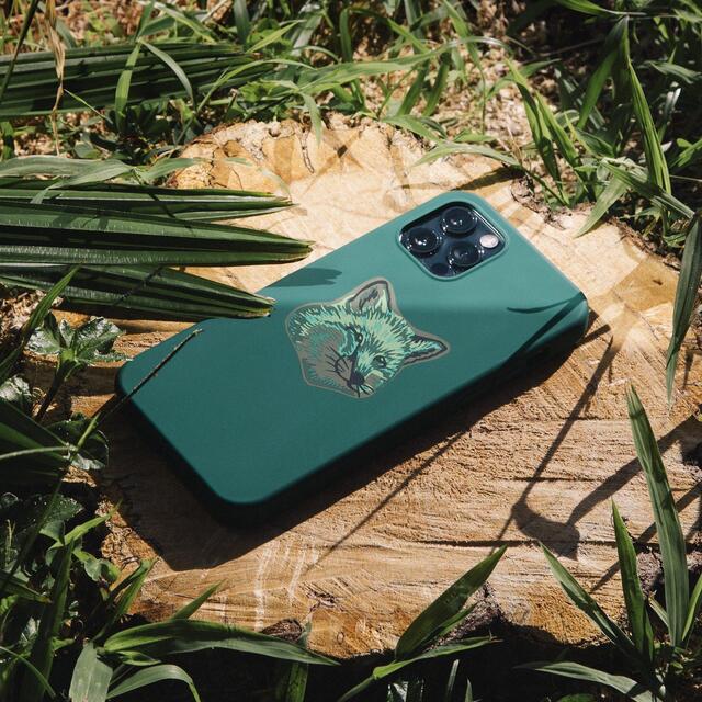 MAISON KITSUNE'(メゾンキツネ)のメゾンキツネ Green Fox iPhone12/12 Pro ケース スマホ/家電/カメラのスマホアクセサリー(iPhoneケース)の商品写真