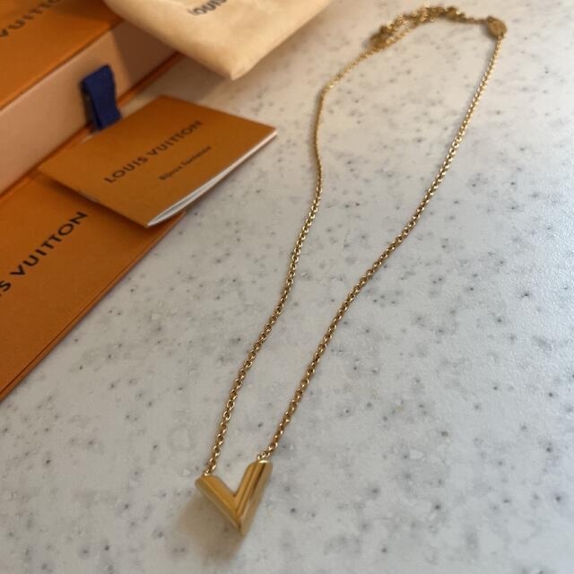 極美品✨ルイヴィトン ネックレス エセンシャル V ブランドロゴLV 高級