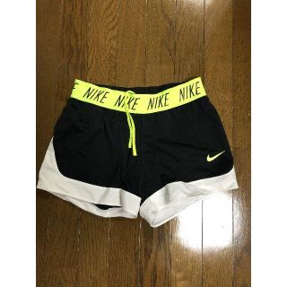 ナイキ(NIKE)のNIKE ランニング ショートパンツ ブラック×ネオンイエロー(トレーニング用品)