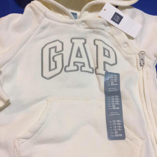 babyGAP(ベビーギャップ)のカバーオール 80 ロゴシルバー&クマ耳パーカー70&パンツ70 キッズ/ベビー/マタニティのベビー服(~85cm)(カバーオール)の商品写真