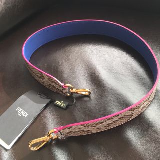 フェンディ(FENDI)の★新品★【FENDI】〈strap you パイソン〉ブル×ピンク(キーホルダー)