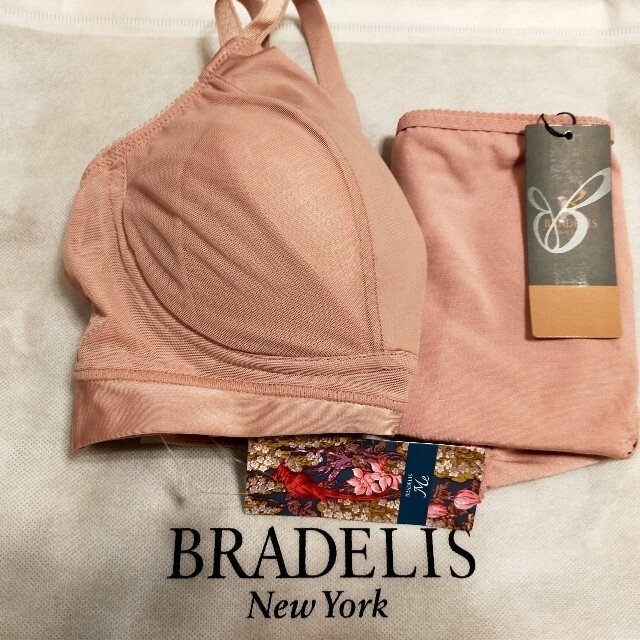 BRADELIS New York(ブラデリスニューヨーク)の【上下】ブラデリスハグミー&おしりが桃パンツ　M レディースの下着/アンダーウェア(ブラ)の商品写真