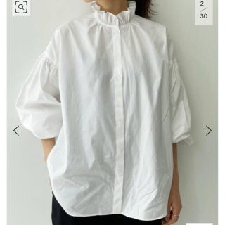 アパルトモンドゥーズィエムクラス(L'Appartement DEUXIEME CLASSE)の新品　Stand Frill Blouse ホワイト(シャツ/ブラウス(長袖/七分))