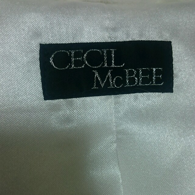 CECIL McBEE(セシルマクビー)のホワイトラビットファーショート  レディースのジャケット/アウター(毛皮/ファーコート)の商品写真