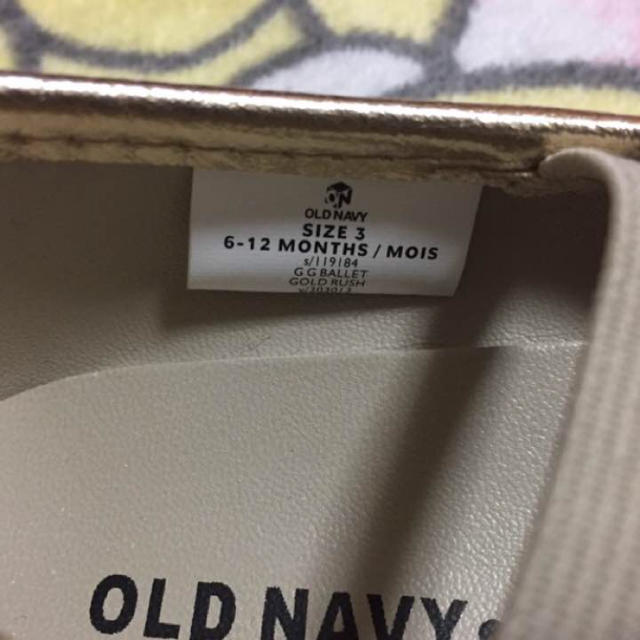 Old Navy(オールドネイビー)のOLDNAVY ゴールド ルームシューズ キッズ/ベビー/マタニティのベビー靴/シューズ(~14cm)(フラットシューズ)の商品写真