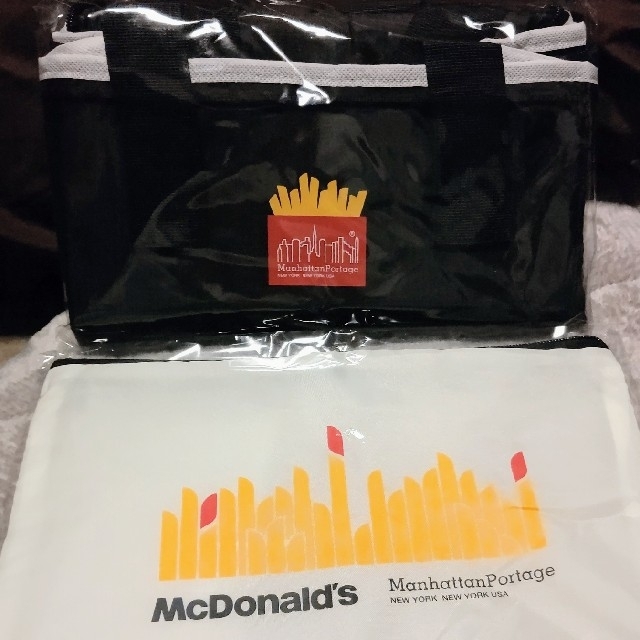 Manhattan Portage(マンハッタンポーテージ)のマクドナルド 福袋 2022保温保冷リュック&ファスナーポーチ エンタメ/ホビーのコレクション(ノベルティグッズ)の商品写真