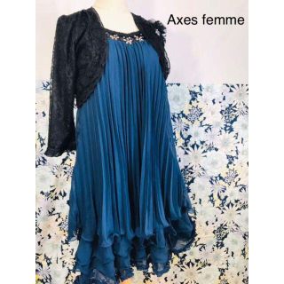 アクシーズファム(axes femme)のAxes femme すそまで広がる全面プリーツが個性的なブルーワンピボレロ付(ひざ丈ワンピース)