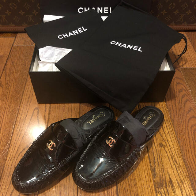 靴/シューズ美品　CHANEL　シャネル　ミュール　サンダル　18C 37.5 エナメル　黒