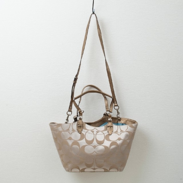 【美品】COACH(コーチ)シグネチャー 2way サテントートバッグ!