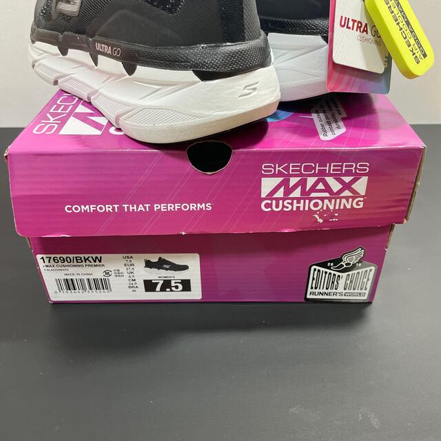 SKECHERS(スケッチャーズ)のムーン様フォロー割‼️新品 SKECHERS MAX CUSHIONING レディースの靴/シューズ(スニーカー)の商品写真