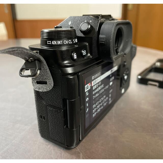 富士フイルム(フジフイルム)のFUJIFILM X-T4 ブラック　美品　SmallRig L型プレートつき スマホ/家電/カメラのカメラ(ミラーレス一眼)の商品写真
