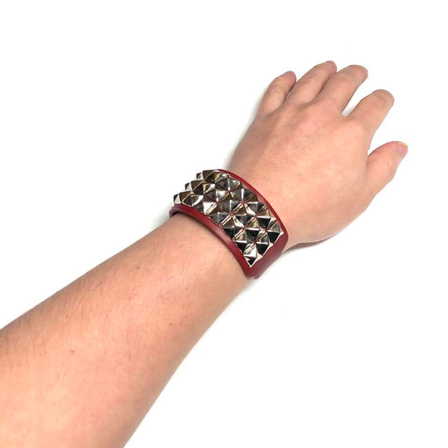 赤革 3連 ピラミッドスタッズ レザーリストバンド 本革 腕輪 3571N10 メンズのアクセサリー(ブレスレット)の商品写真
