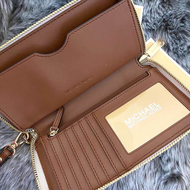 新品☆ MICHAEL KORS ホワイト シグネチャー  長財布 スマホケース 1