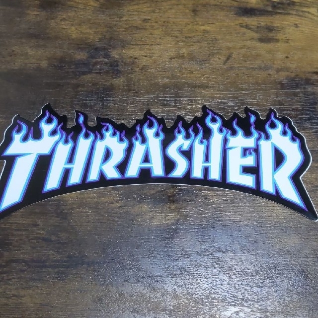 THRASHER(スラッシャー)の(縦10.3cm横20.3cm) THRASHER ファイアーロゴステッカー新作 スポーツ/アウトドアのスポーツ/アウトドア その他(スケートボード)の商品写真