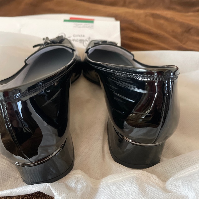GINZA Kanematsu(ギンザカネマツ)の銀座 かねまつ タッセル ローファー パンプス エナメル 24 靴 黒 ブラック レディースの靴/シューズ(ハイヒール/パンプス)の商品写真