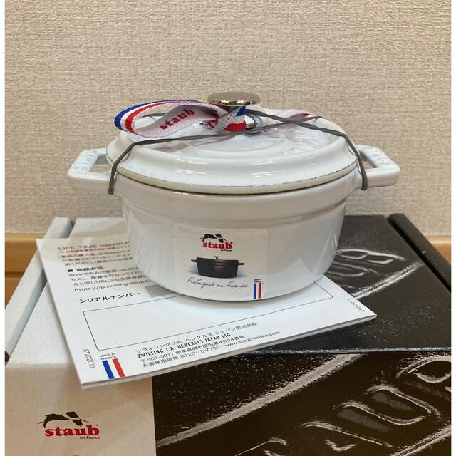 STAUB(ストウブ)のレア限定【新品未使用】staub ココットラウンド10cm ホワイト インテリア/住まい/日用品のキッチン/食器(鍋/フライパン)の商品写真