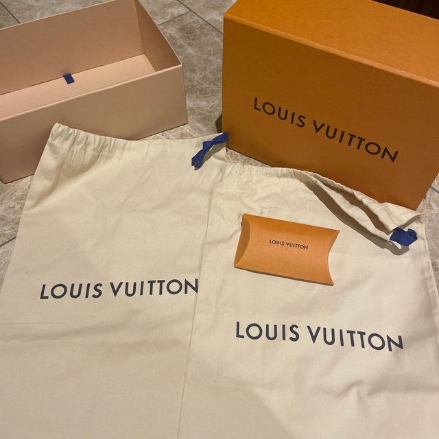 LOUIS VUITTON(ルイヴィトン)のVUITTON ルクセンブルク•ラインスニーカー メンズの靴/シューズ(スニーカー)の商品写真