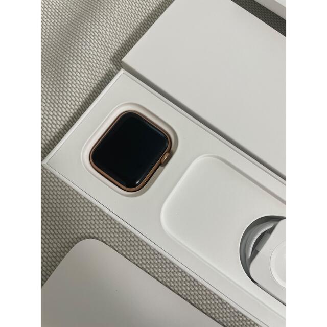 新品未使用　Apple Watch SE  40mm ゴールドアルミニウムケース スマホ/家電/カメラのスマートフォン/携帯電話(その他)の商品写真