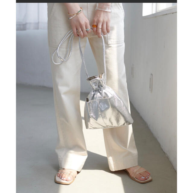 Discoat(ディスコート)のとんちん様専用　メタル巾着　シルバー巾着　バック レディースのバッグ(ショルダーバッグ)の商品写真
