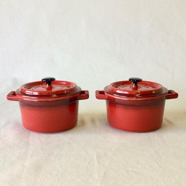 STAUB(ストウブ)の12cm STAUB ストウブ セラミック ラウンド ココット 赤 × 黒 インテリア/住まい/日用品のキッチン/食器(調理道具/製菓道具)の商品写真