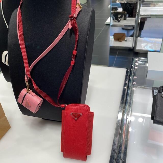 直販超高品質 新品PRADA プラダ ネックストラップスマホケース 赤 www